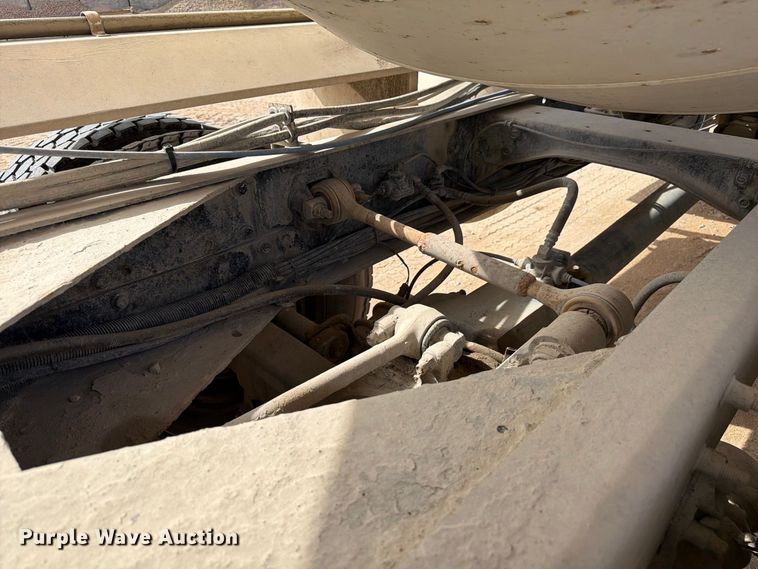 image for item FM7701 2001 International 5600i ready mix truck