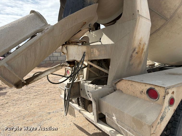 image for item FM7701 2001 International 5600i ready mix truck
