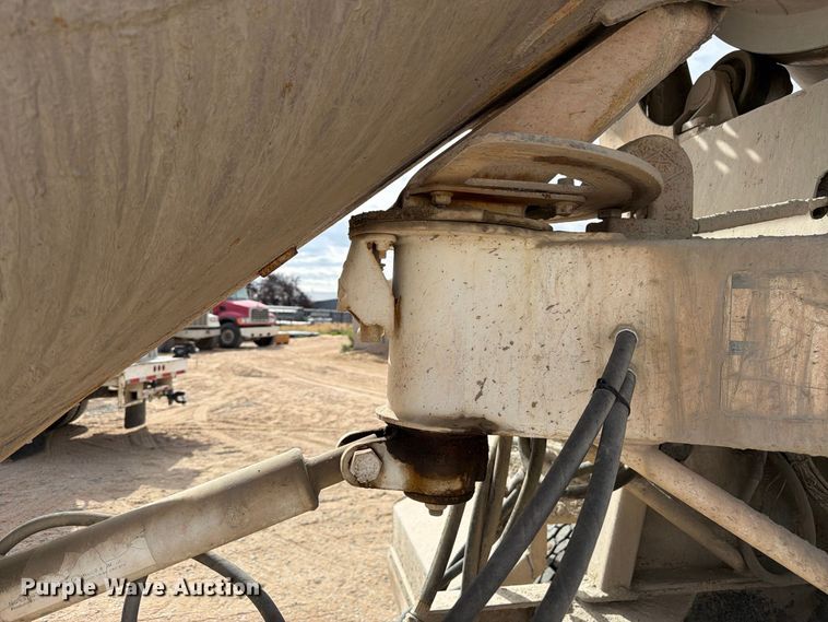 image for item FM7701 2001 International 5600i ready mix truck