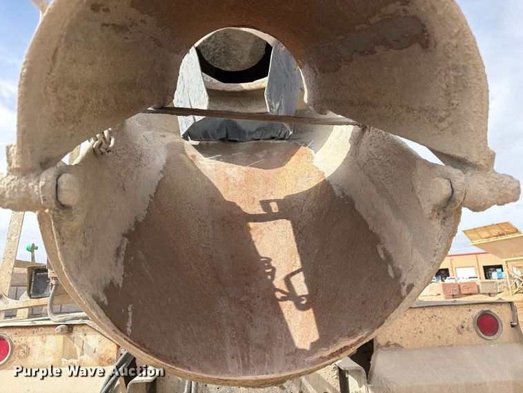 image for item FM7701 2001 International 5600i ready mix truck