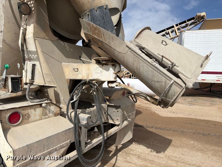 image for item FM7701 2001 International 5600i ready mix truck