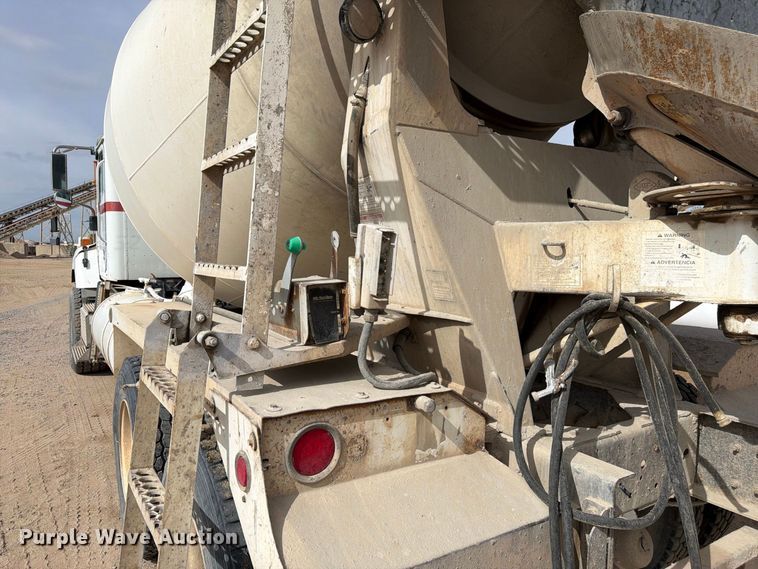 image for item FM7701 2001 International 5600i ready mix truck