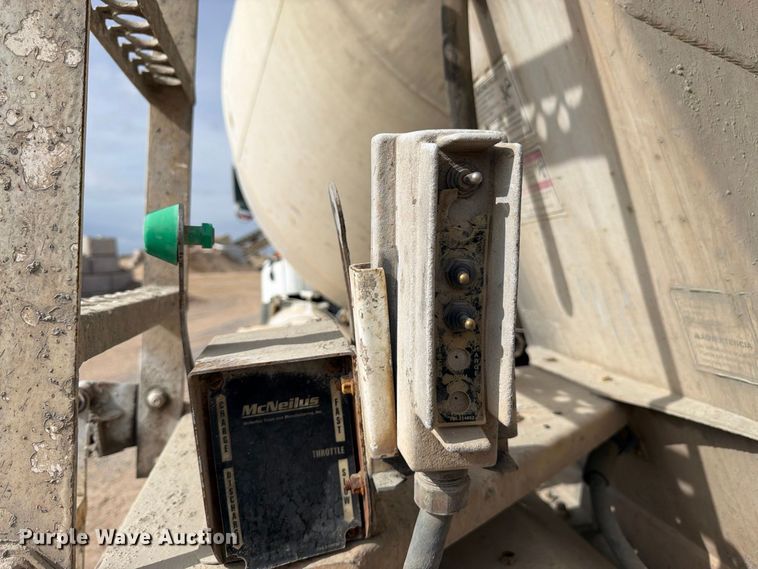 image for item FM7701 2001 International 5600i ready mix truck