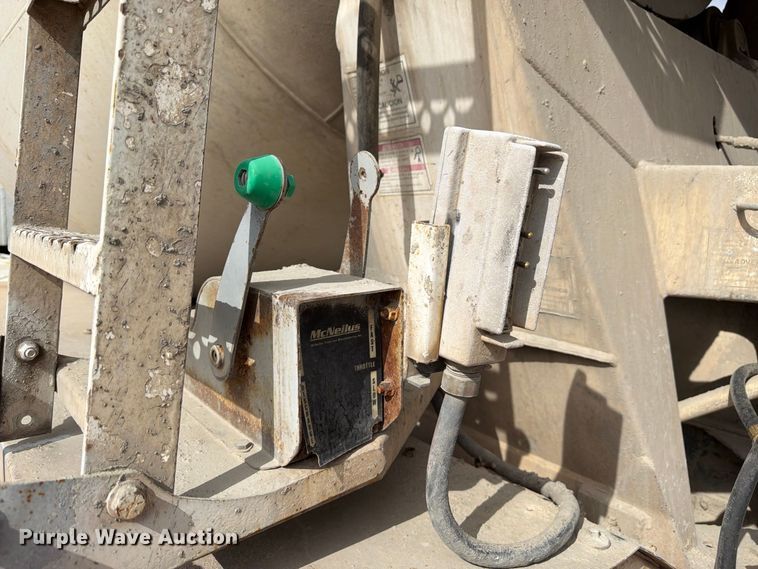 image for item FM7701 2001 International 5600i ready mix truck