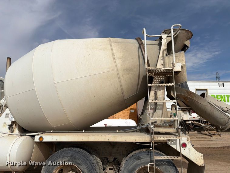 image for item FM7701 2001 International 5600i ready mix truck