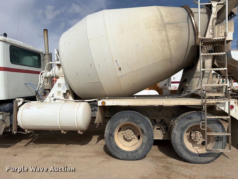 image for item FM7701 2001 International 5600i ready mix truck