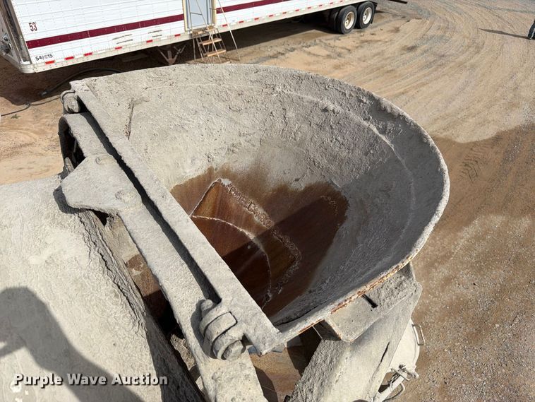 image for item FM7701 2001 International 5600i ready mix truck