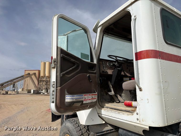 image for item FM7701 2001 International 5600i ready mix truck