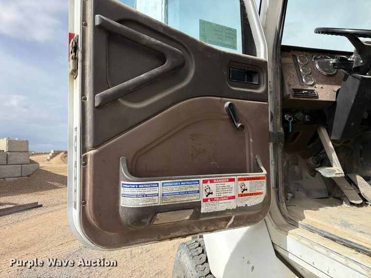 image for item FM7701 2001 International 5600i ready mix truck