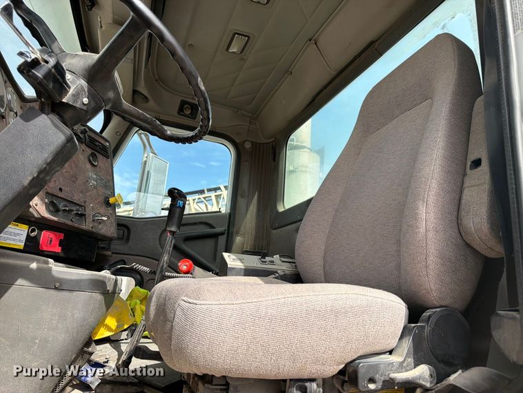 image for item FM7701 2001 International 5600i ready mix truck