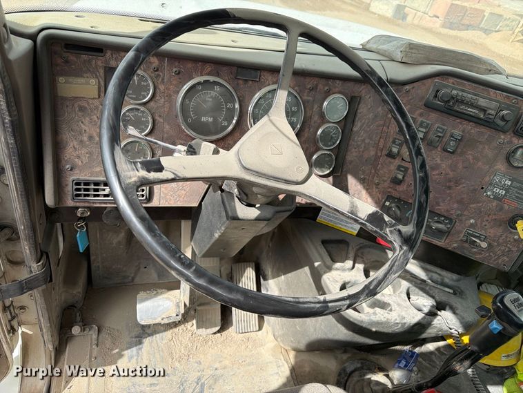 image for item FM7701 2001 International 5600i ready mix truck
