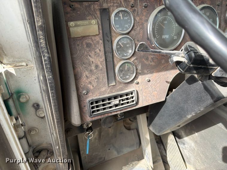 image for item FM7701 2001 International 5600i ready mix truck