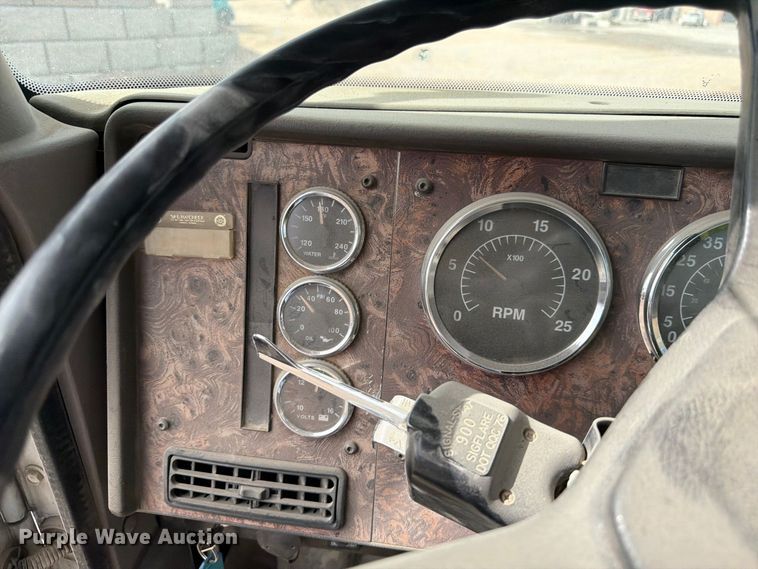 image for item FM7701 2001 International 5600i ready mix truck