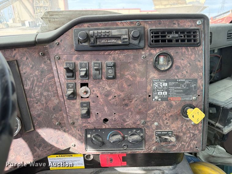 image for item FM7701 2001 International 5600i ready mix truck