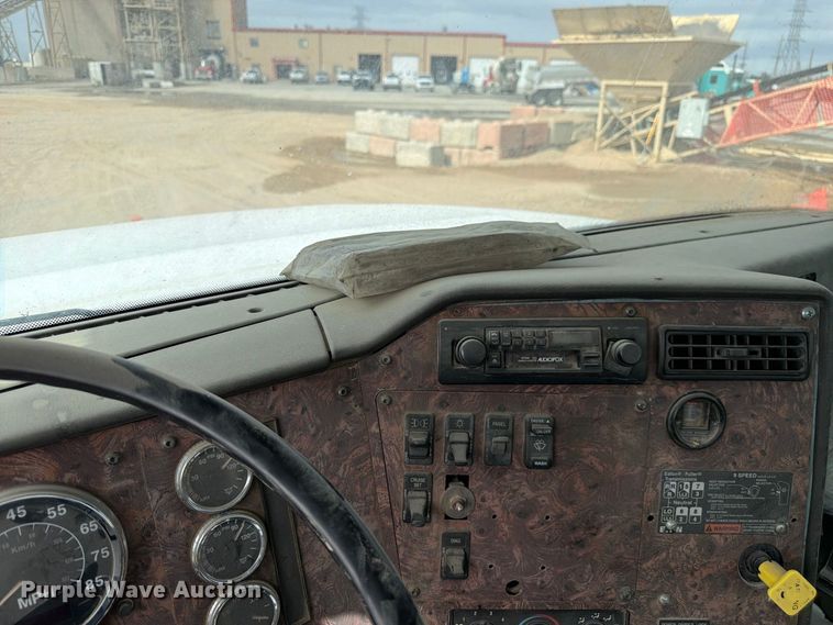 image for item FM7701 2001 International 5600i ready mix truck