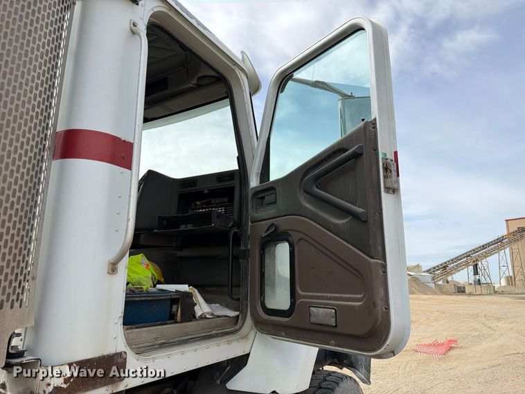 image for item FM7701 2001 International 5600i ready mix truck