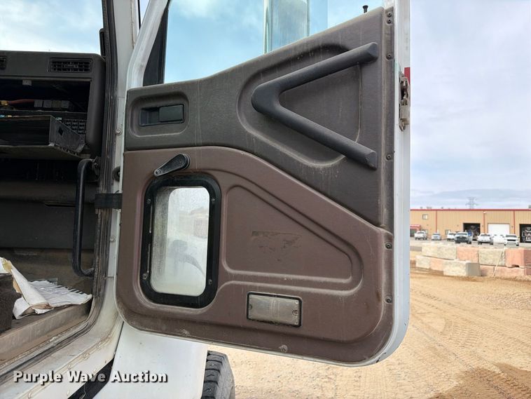 image for item FM7701 2001 International 5600i ready mix truck