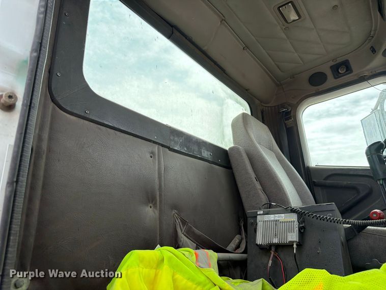 image for item FM7701 2001 International 5600i ready mix truck