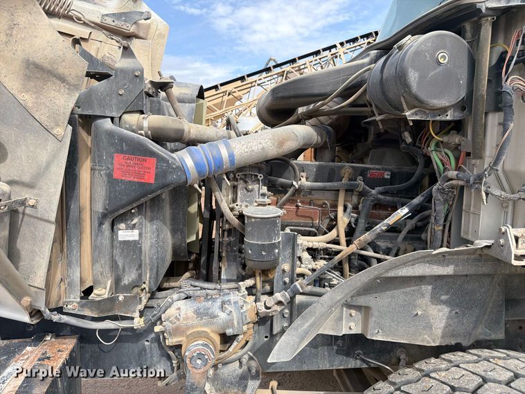 image for item FM7701 2001 International 5600i ready mix truck