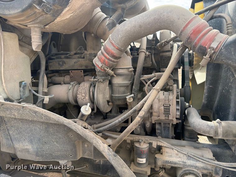 image for item FM7701 2001 International 5600i ready mix truck