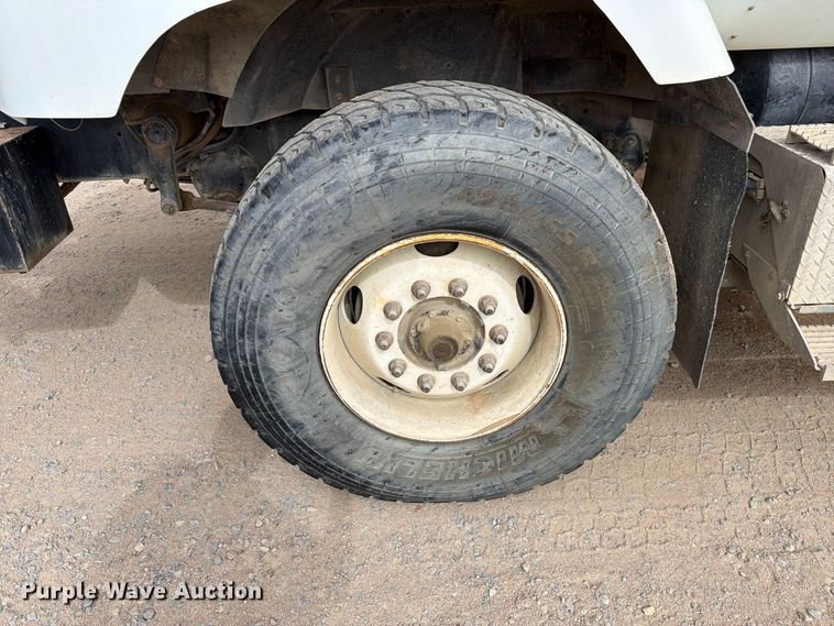 image for item FM7701 2001 International 5600i ready mix truck