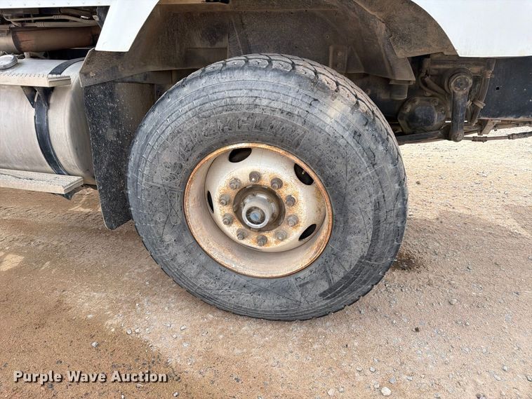 image for item FM7701 2001 International 5600i ready mix truck