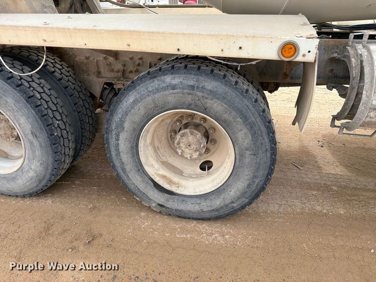 image for item FM7701 2001 International 5600i ready mix truck