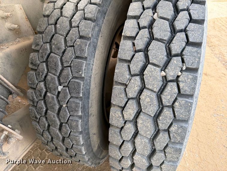 image for item FM7701 2001 International 5600i ready mix truck