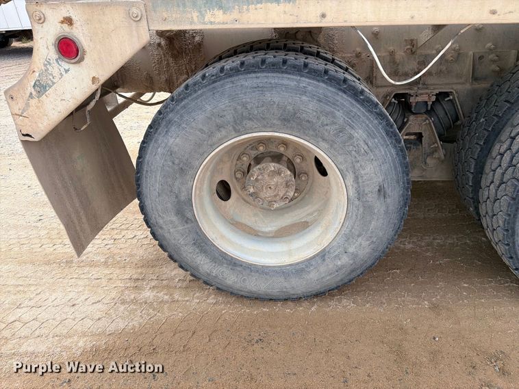 image for item FM7701 2001 International 5600i ready mix truck