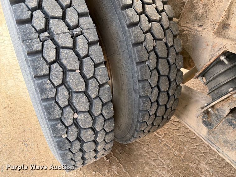 image for item FM7701 2001 International 5600i ready mix truck