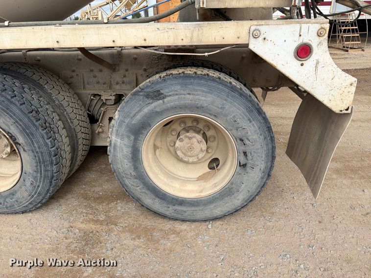 image for item FM7701 2001 International 5600i ready mix truck