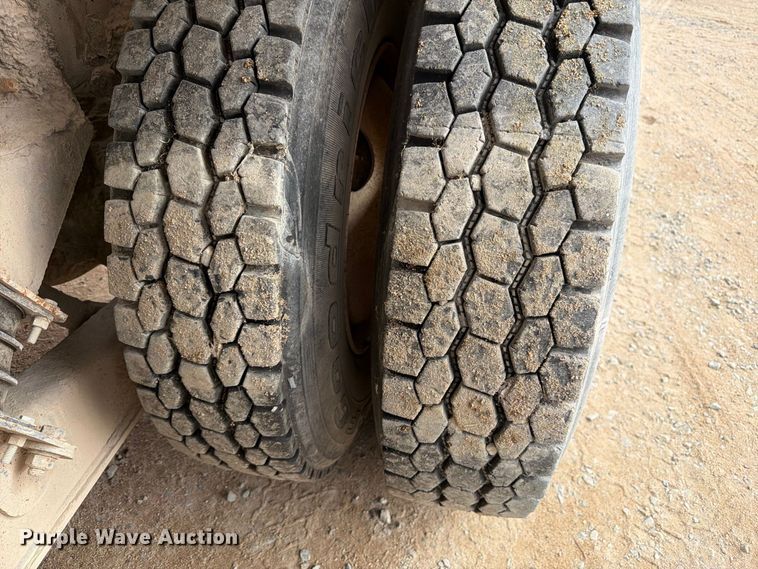 image for item FM7701 2001 International 5600i ready mix truck