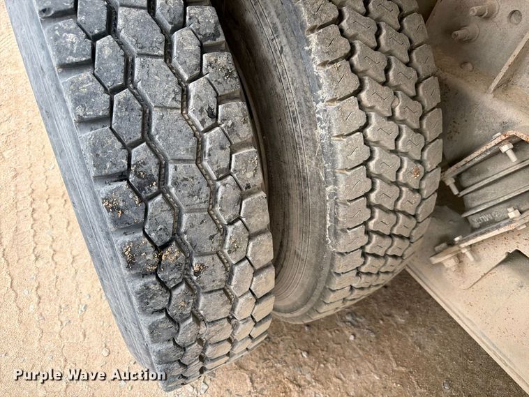 image for item FM7701 2001 International 5600i ready mix truck