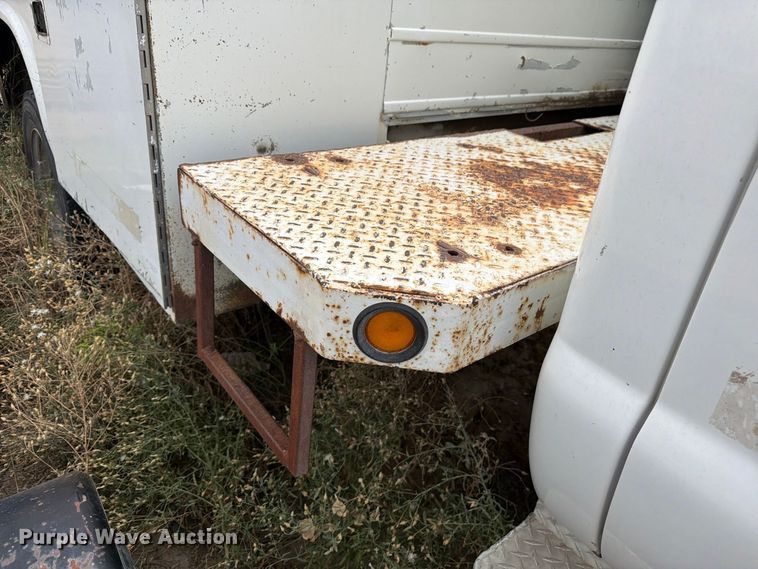 image for item FM7705 2000 Ford F450 Super Duty utility / service truck