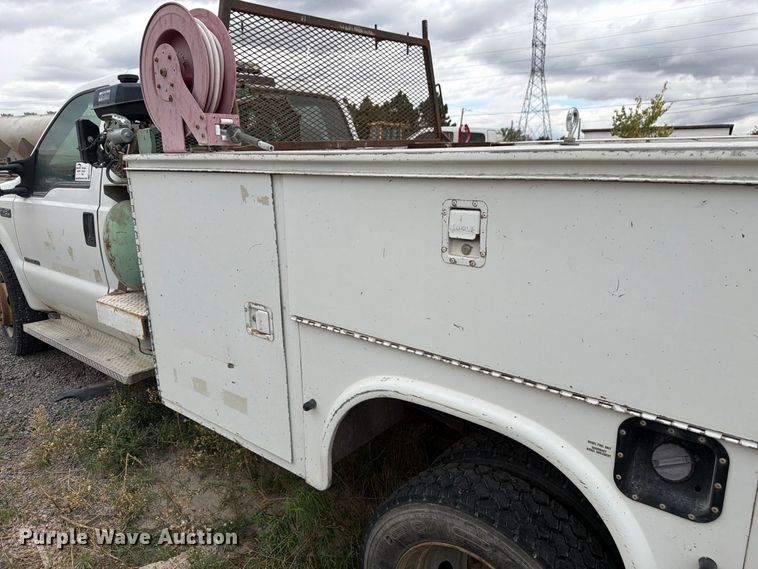 image for item FM7705 2000 Ford F450 Super Duty utility / service truck
