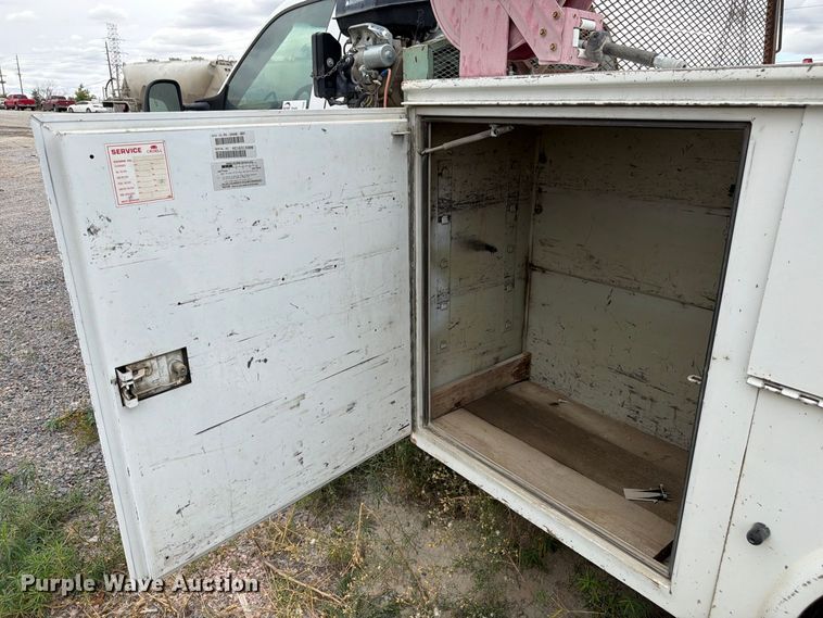 image for item FM7705 2000 Ford F450 Super Duty utility / service truck