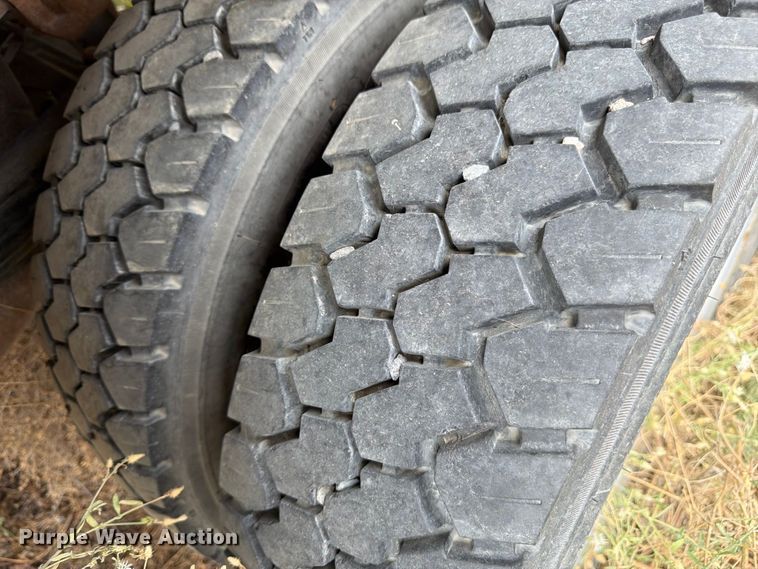 image for item FM7705 2000 Ford F450 Super Duty utility / service truck