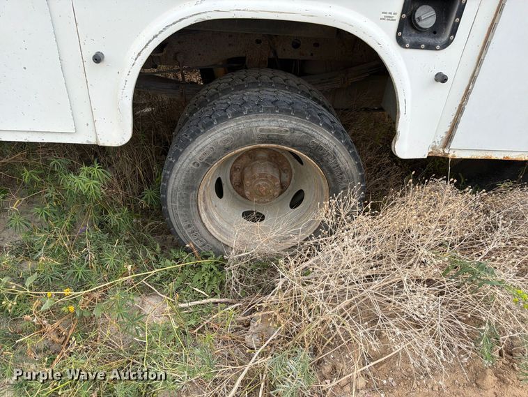 image for item FM7705 2000 Ford F450 Super Duty utility / service truck