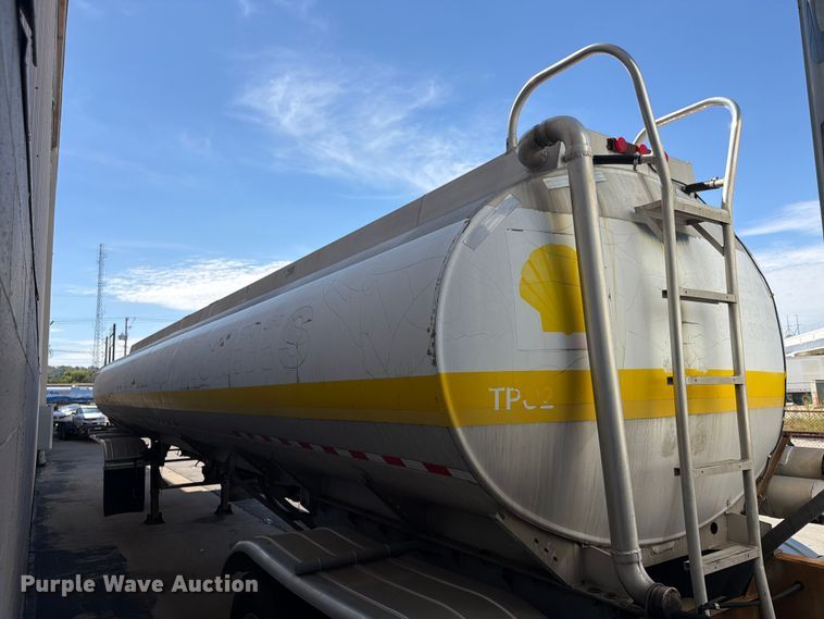 image for item FP4064 1975 Heil tank truck