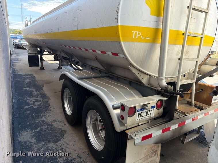 image for item FP4064 1975 Heil tank truck
