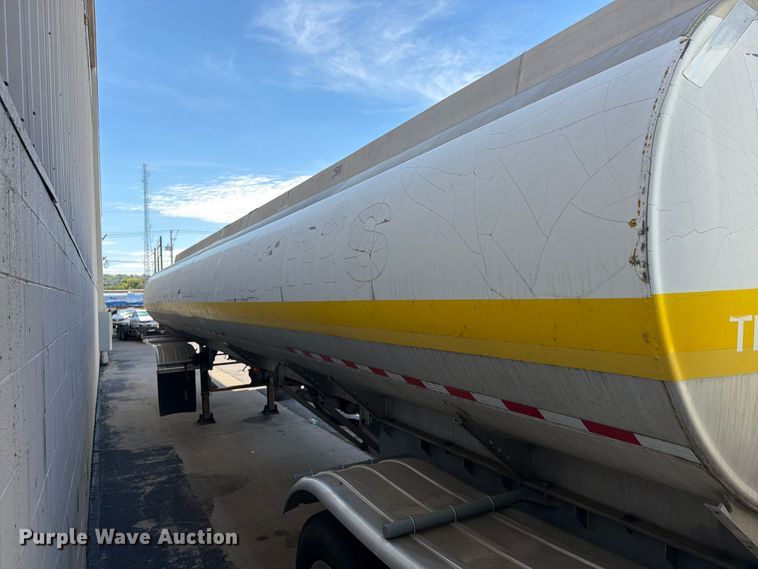 image for item FP4064 1975 Heil tank truck