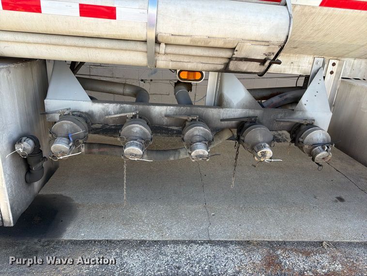 image for item FP4064 1975 Heil tank truck