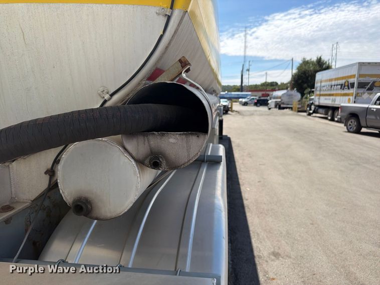 image for item FP4064 1975 Heil tank truck
