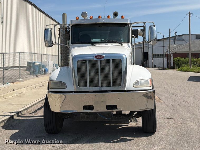 image for item FT6124 2017 Peterbilt 348 roll-off container truck