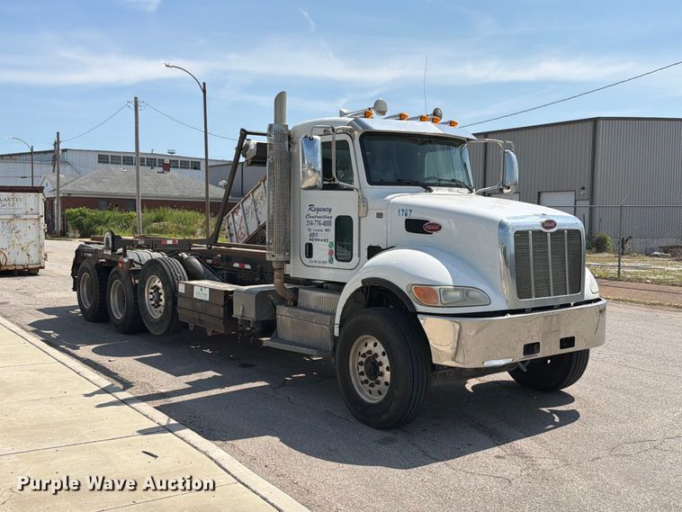 image for item FT6124 2017 Peterbilt 348 roll-off container truck