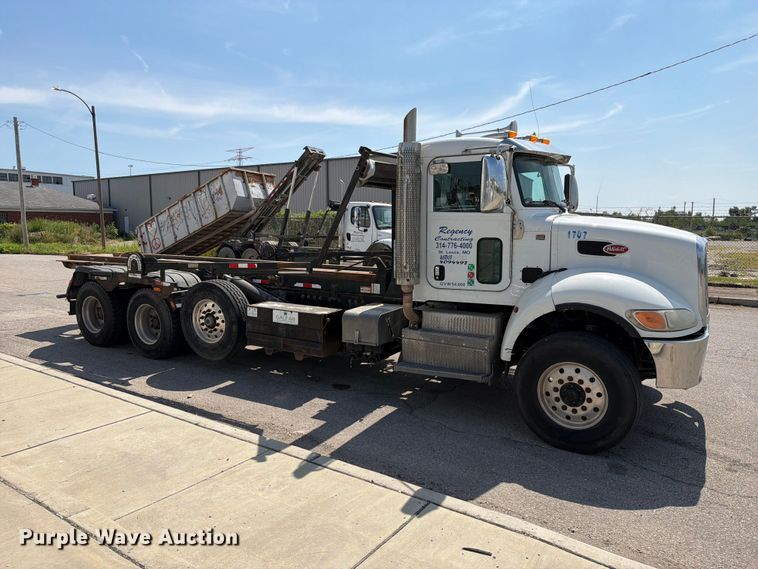 image for item FT6124 2017 Peterbilt 348 roll-off container truck