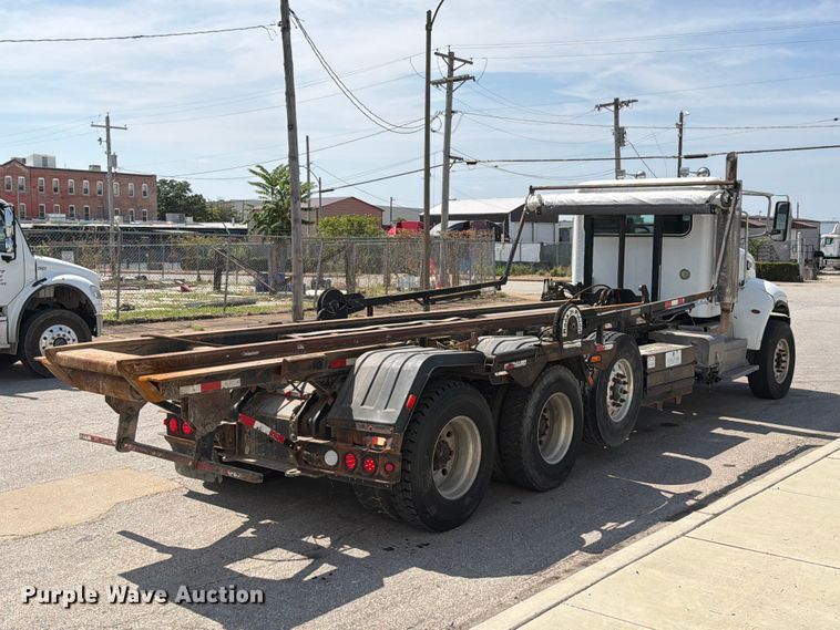 image for item FT6124 2017 Peterbilt 348 roll-off container truck