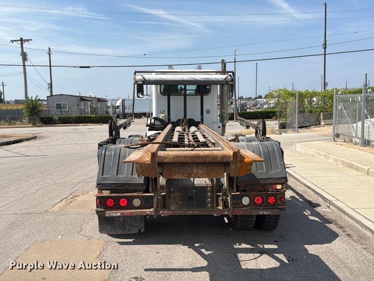 image for item FT6124 2017 Peterbilt 348 roll-off container truck