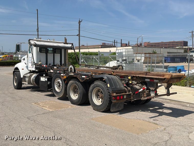 image for item FT6124 2017 Peterbilt 348 roll-off container truck