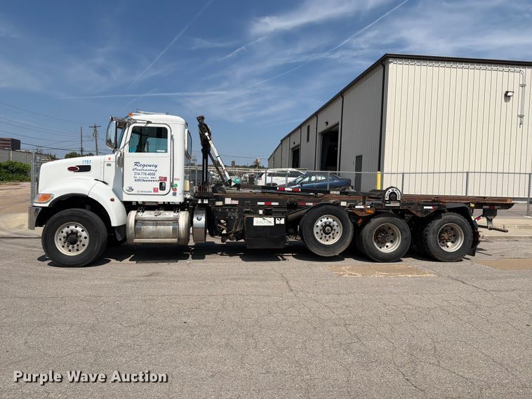 image for item FT6124 2017 Peterbilt 348 roll-off container truck